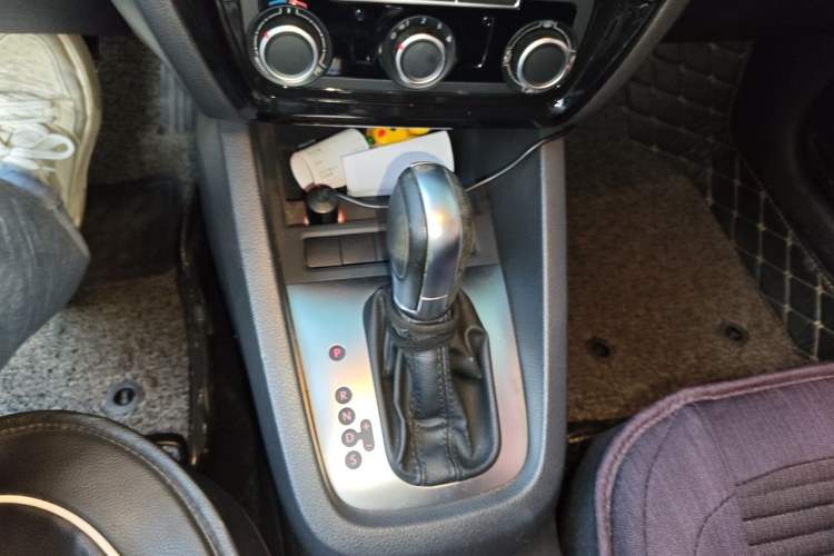 Used Volkswagen Sagitar 2015 1.6L Automatic Comfort Model Gear Lever