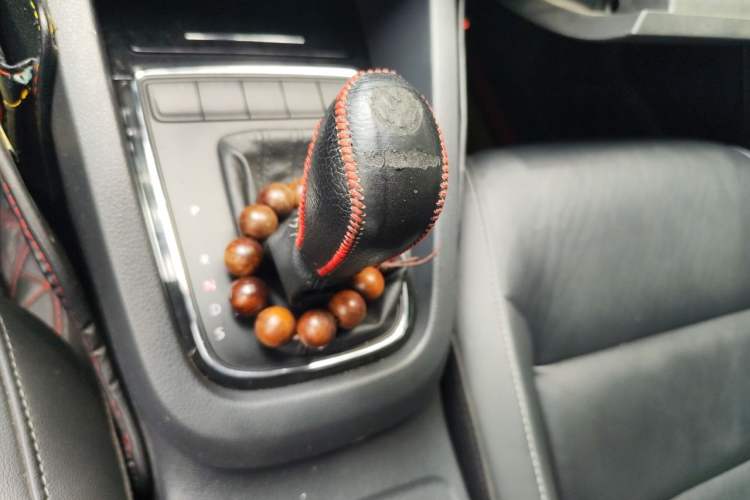 Used Volkswagen Sagitar 2015 230TSI Automatic Comfort Version Gear Lever
