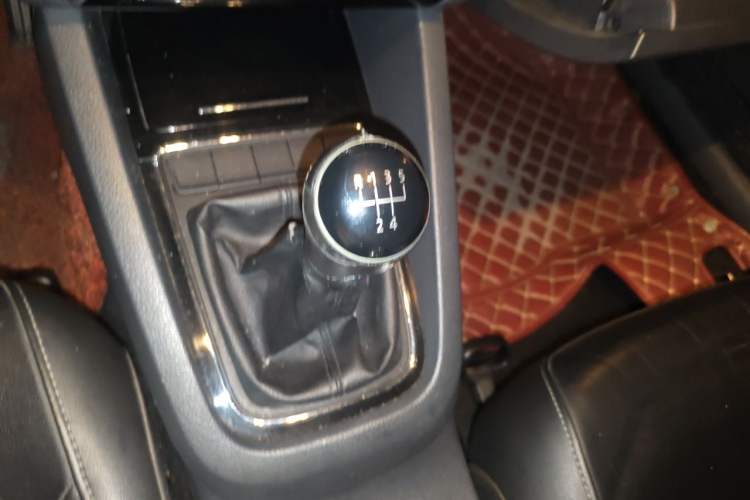Used Volkswagen Sagitar 2015 1.6L Manual Comfort Model Gear Lever