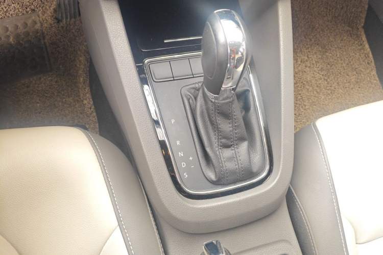 Used Volkswagen Sagitar 2015 1.6L Automatic Comfort Model Gear Lever