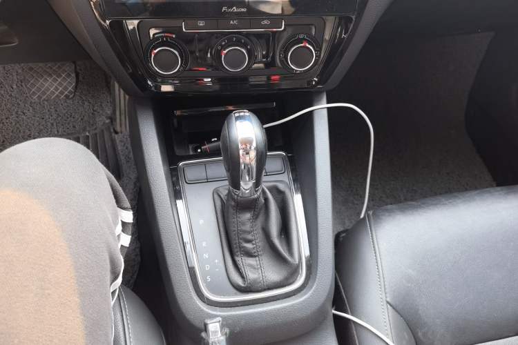 Used Volkswagen Sagitar 2015 230TSI Automatic Comfort Version Gear Lever