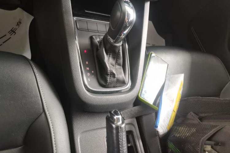 Used Volkswagen Sagitar 2015 230TSI Automatic Comfort Version Gear Lever