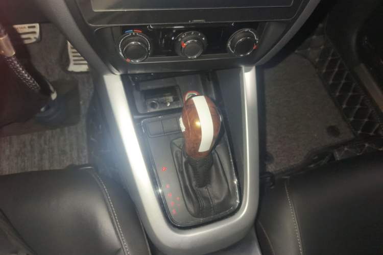 Used Volkswagen Sagitar 2015 1.6L Automatic Comfort Model Gear Lever