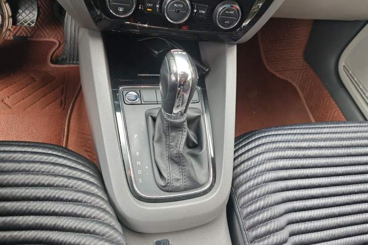 Used Volkswagen Sagitar 2015 230TSI Automatic Luxury Model Gear Lever