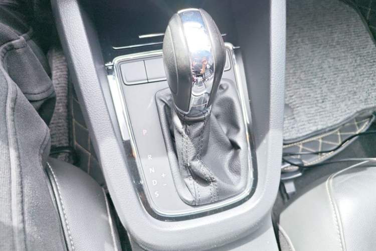 Used Volkswagen Sagitar 2015 1.6L Automatic Comfort Model Gear Lever