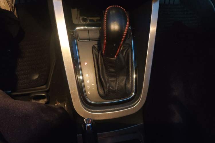 Used Volkswagen Sagitar 2015 230TSI Automatic Comfort Version Gear Lever
