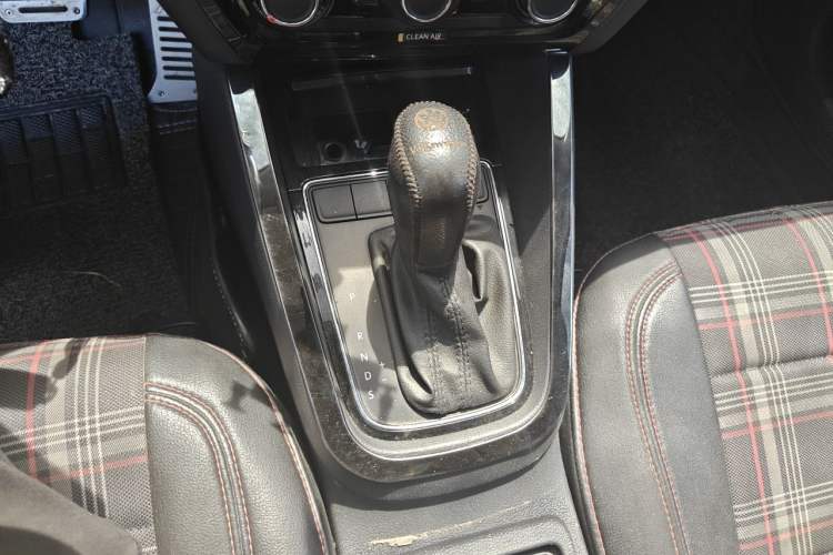 Used Volkswagen Sagitar 2015 1.6L Automatic Comfort Model Gear Lever