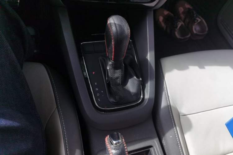 Used Volkswagen Sagitar 2015 230TSI Automatic Comfort Version Gear Lever