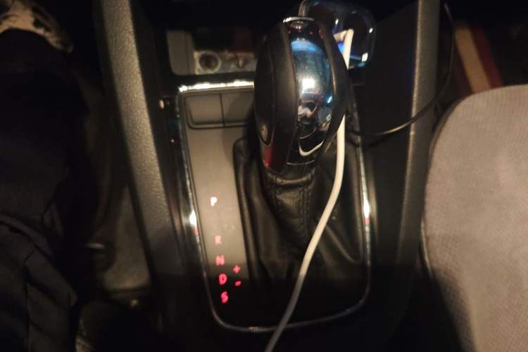 Used Volkswagen Sagitar 2015 1.6L Automatic Comfort Model Gear Lever