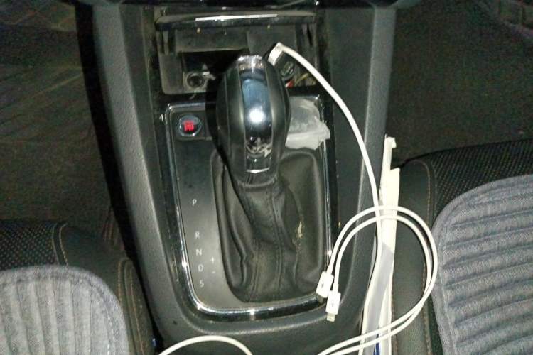 Used Volkswagen Sagitar 2015 230TSI Automatic Luxury Model Gear Lever