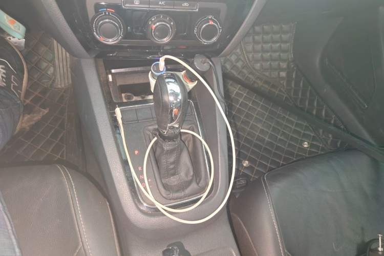 Used Volkswagen Sagitar 2015 1.6L Automatic Comfort Model Gear Lever