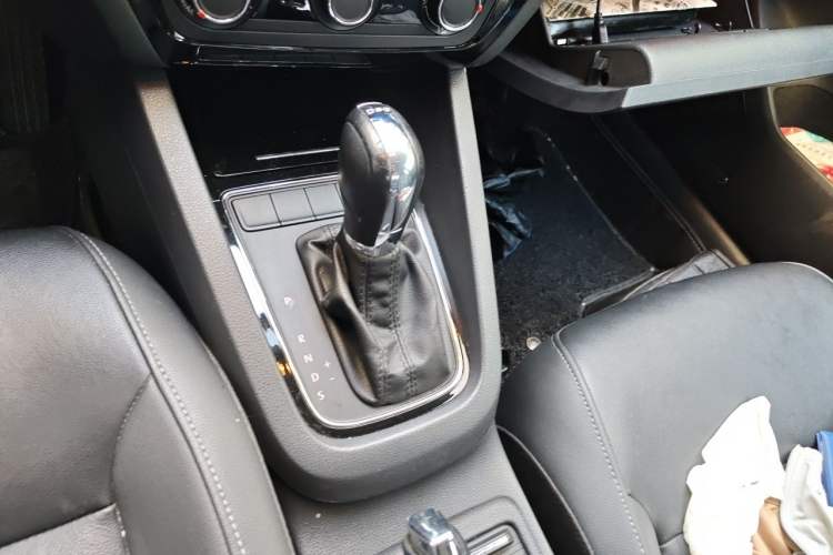 Used Volkswagen Sagitar 2015 230TSI Automatic Comfort Version Gear Lever