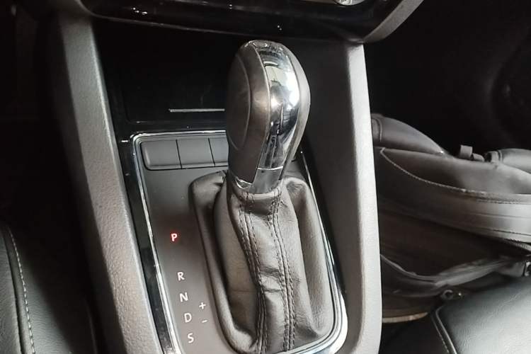 Used Volkswagen Sagitar 2015 1.6L Automatic Comfort Model Gear Lever