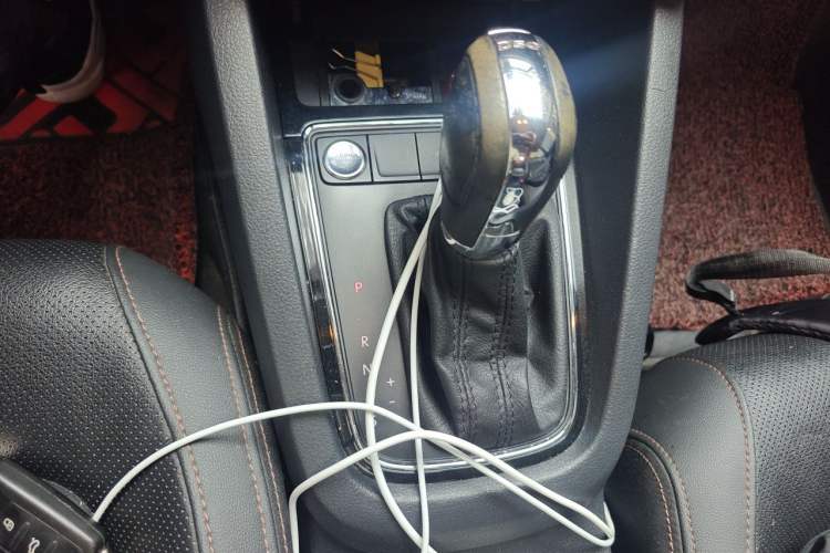 Used Volkswagen Sagitar 2015 230TSI Automatic Luxury Model Gear Lever