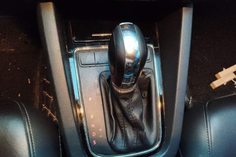 Used Volkswagen Sagitar 2015 1.6L Automatic Comfort Model Gear Lever