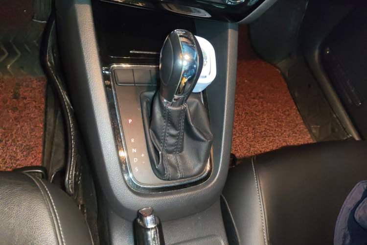 Used Volkswagen Sagitar 2015 1.6L Automatic Comfort Model Gear Lever