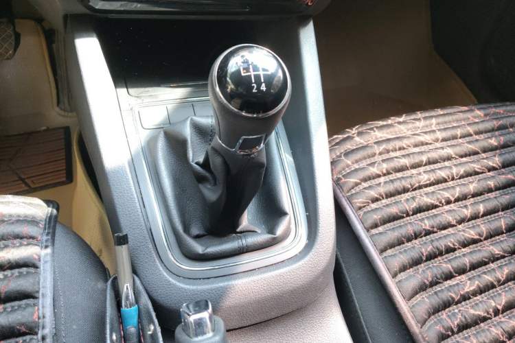 Used Volkswagen Sagitar 2015 1.6L Manual Fashion Edition Gear Lever