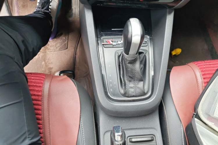 Used Volkswagen Sagitar 2015 1.6L Automatic Comfort Model Gear Lever