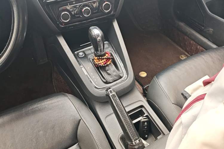 Used Volkswagen Sagitar 2015 230TSI Automatic Comfort Version Gear Lever