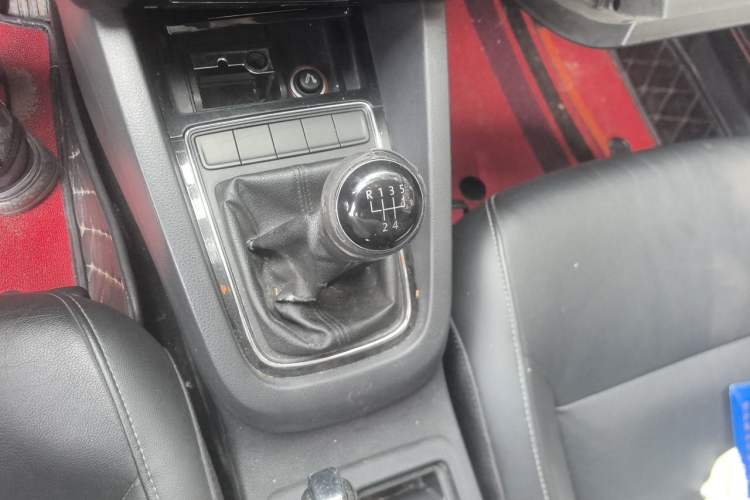 Used Volkswagen Sagitar 2015 1.6L Manual Comfort Model Gear Lever