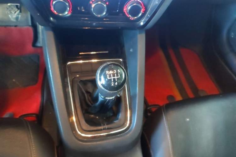 Used Volkswagen Sagitar 2015 1.6L Manual Comfort Model Gear Lever