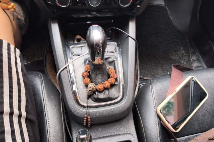 Used Volkswagen Sagitar 2015 1.6L Automatic Comfort Model Gear Lever