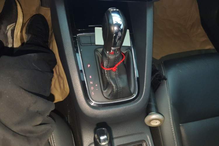 Used Volkswagen Sagitar 2015 230TSI Automatic Comfort Version Gear Lever