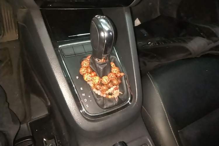 Used Volkswagen Sagitar 2015 230TSI Automatic Comfort Version Gear Lever