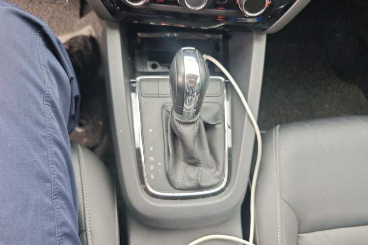 Used Volkswagen Sagitar 2015 1.6L Automatic Comfort Model Gear Lever