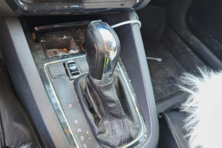Used Volkswagen Sagitar 2015 1.6L Automatic Comfort Model Gear Lever