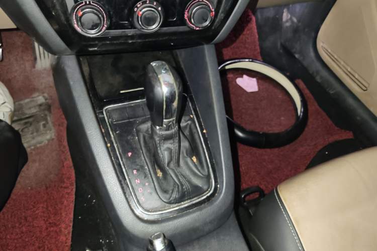 Used Volkswagen Sagitar 2015 230TSI Automatic Comfort Version Gear Lever