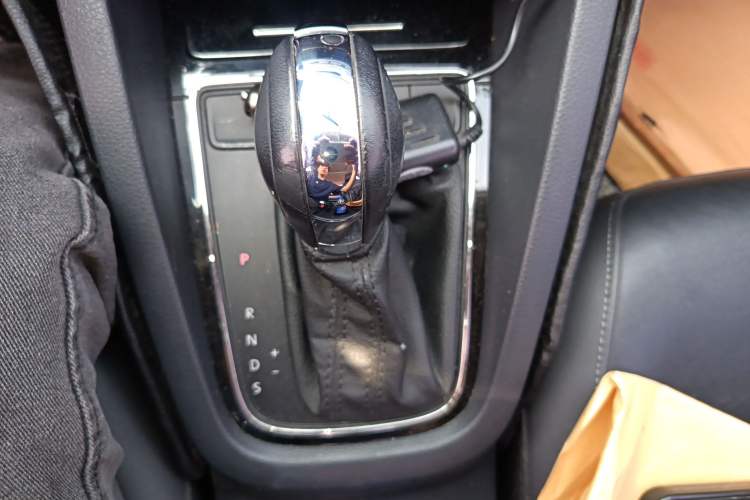 Used Volkswagen Sagitar 2015 1.6L Automatic Comfort Model Gear Lever