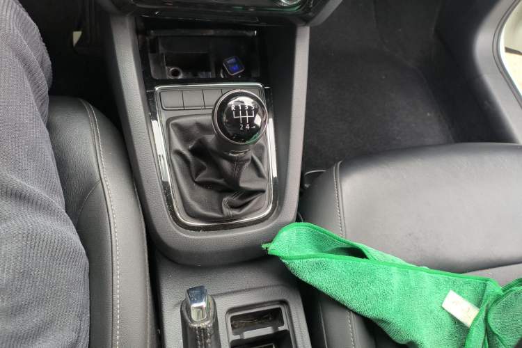 Used Volkswagen Sagitar 2015 230TSI Manual Comfort Version Gear Lever