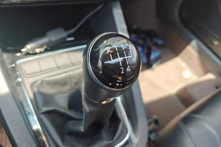 Used Volkswagen Sagitar 2015 230TSI Manual Comfort Version Gear Lever