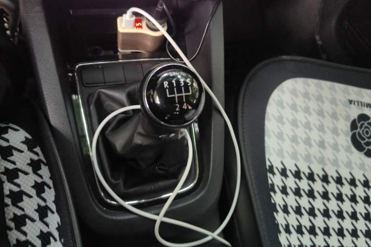 Used Volkswagen Sagitar 2015 1.6L Manual Comfort Model Gear Lever