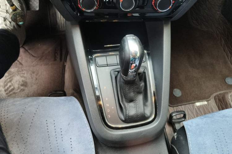 Used Volkswagen Sagitar 2015 230TSI Automatic Comfort Version Gear Lever
