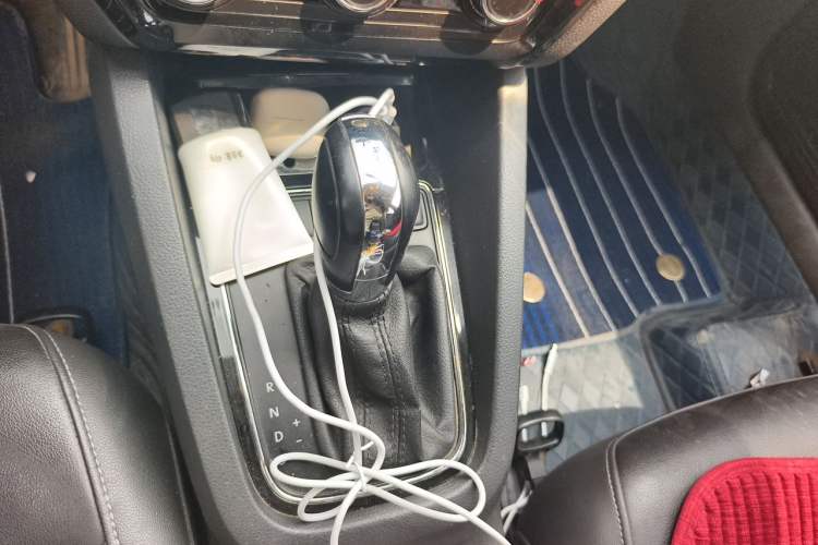 Used Volkswagen Sagitar 2015 1.6L Automatic Comfort Model Gear Lever