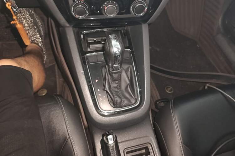 Used Volkswagen Sagitar 2015 1.6L Automatic Comfort Model Gear Lever