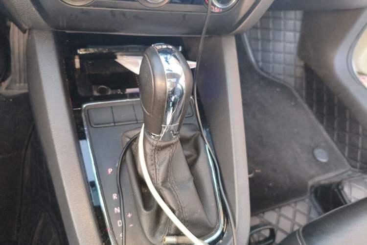 Used Volkswagen Sagitar 2015 230TSI Automatic Comfort Version Gear Lever