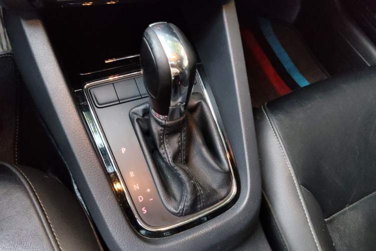 Used Volkswagen Sagitar 2015 1.6L Automatic Comfort Model Gear Lever