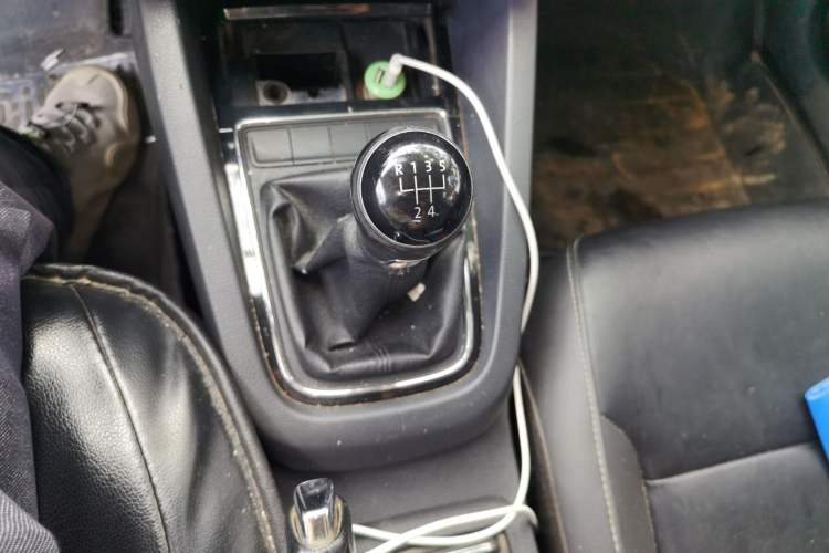 Used Volkswagen Sagitar 2015 230TSI Manual Comfort Version Gear Lever