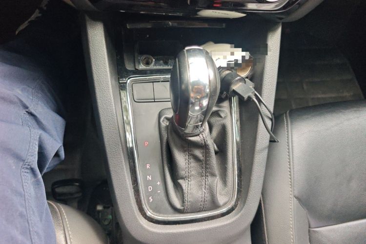 Used Volkswagen Sagitar 2015 1.6L Automatic Comfort Model Gear Lever