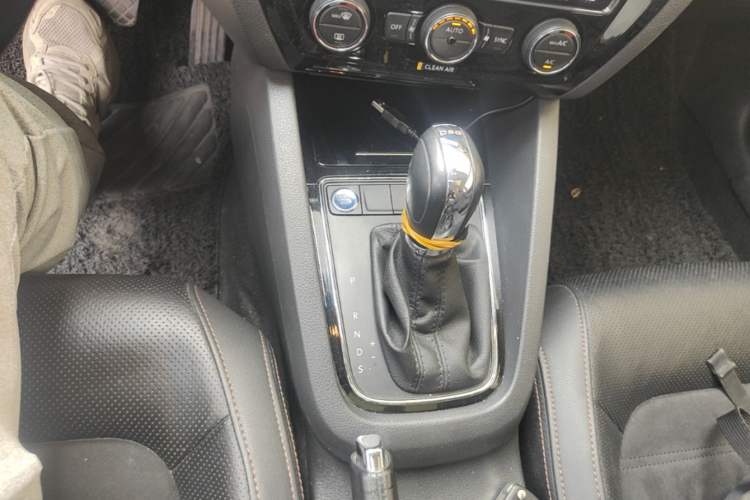 Used Volkswagen Sagitar 2015 230TSI Automatic Luxury Model Gear Lever