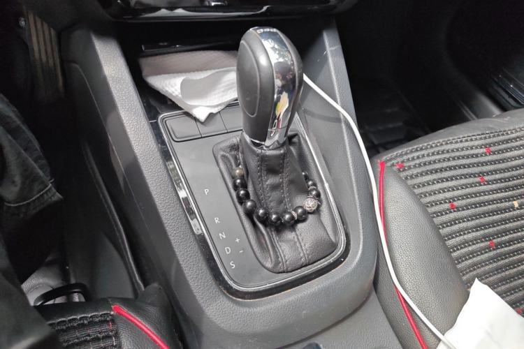 Used Volkswagen Sagitar 2015 230TSI Automatic Comfort Version Gear Lever