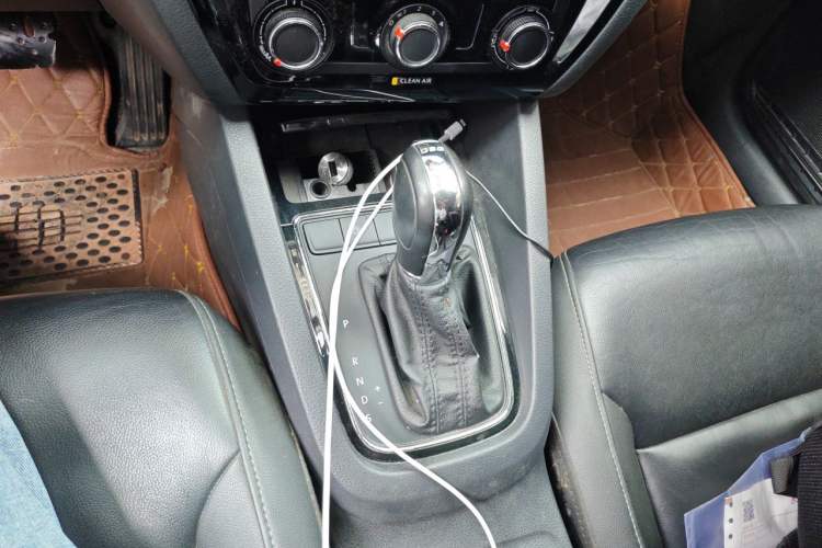 Used Volkswagen Sagitar 2015 230TSI Automatic Comfort Version Gear Lever