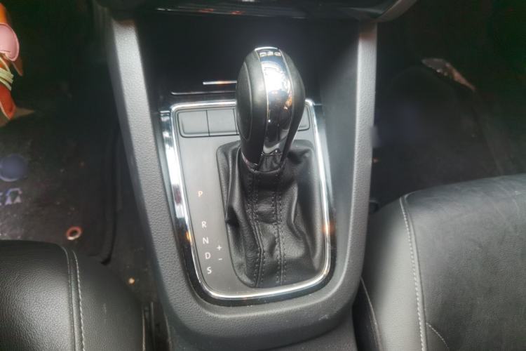 Used Volkswagen Sagitar 2015 230TSI Automatic Comfort Version Gear Lever