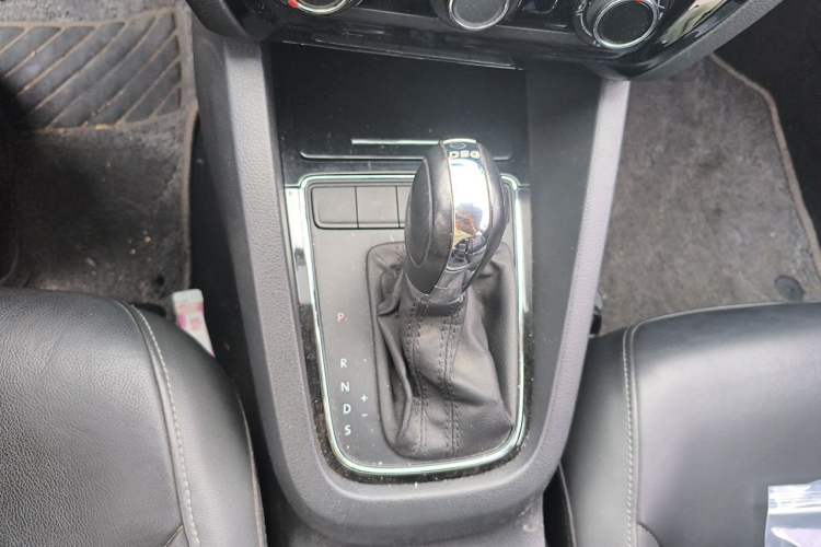 Used Volkswagen Sagitar 2015 230TSI Automatic Comfort Version Gear Lever