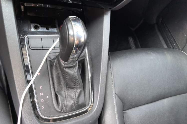 Used Volkswagen Sagitar 2015 1.6L Automatic Comfort Model Gear Lever