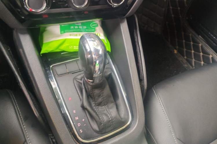 Used Volkswagen Sagitar 2015 1.6L Automatic Comfort Model Gear Lever