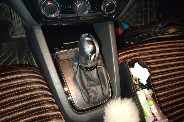 Used Volkswagen Sagitar 2015 1.6L Automatic Comfort Model Gear Lever
